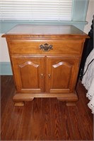 Ethan Allen Night Stand with 1 Drawer and 2 Doors