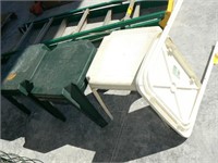 3 PLASTIC SIDE TABLES, TV TRAY
