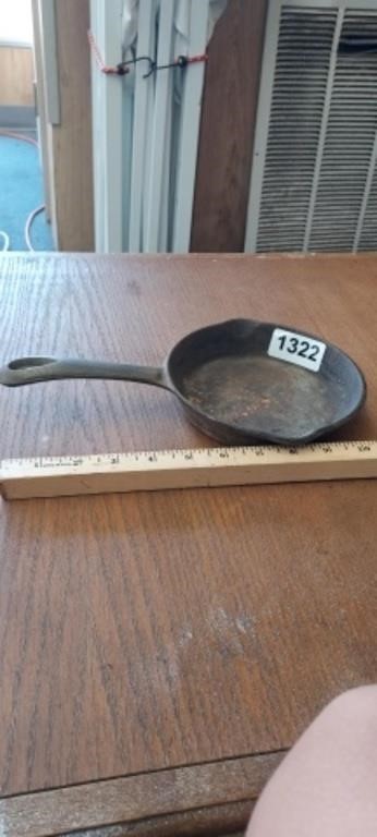 5 1/2'' CAST IRON SKILLET