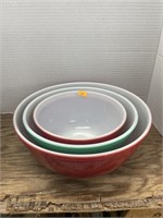 Vintage Pyrex nested bowls