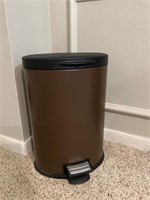 Like new small step trash can