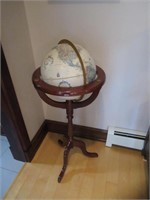 Globe on Stand / Globe-terrestre sur pied