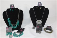 Pair of New Paparazzi Jewelry - Necklace sets. et
