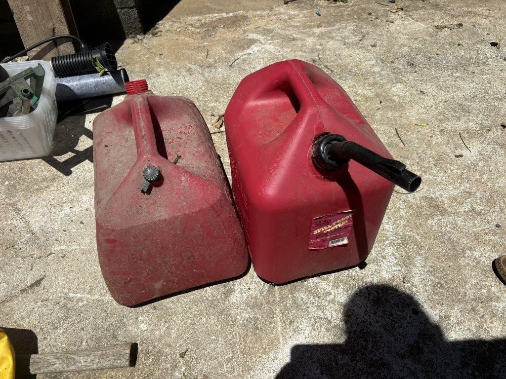 2 fuel cans 1 is missing lid both 5 gallon