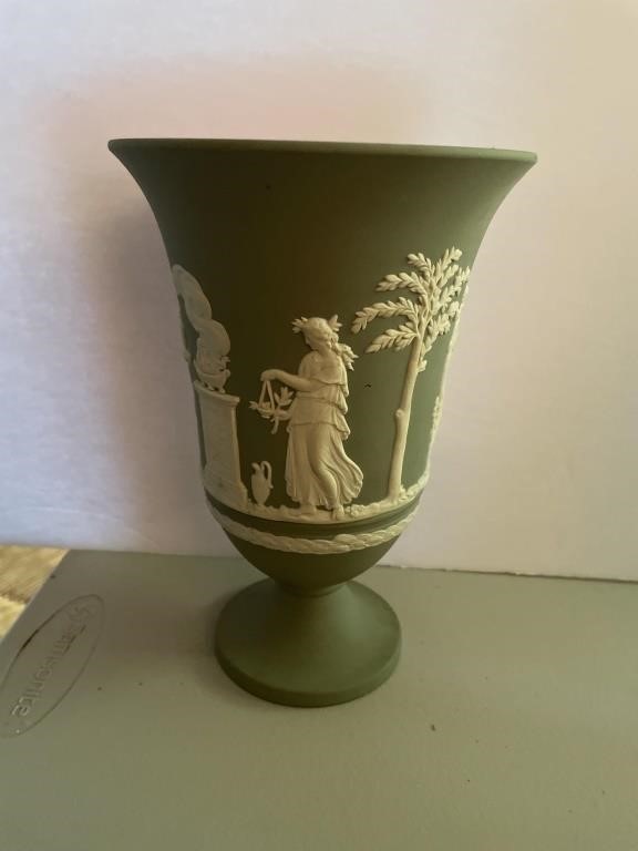 WEDGEWOOD GREEN JASPERWARE VASE