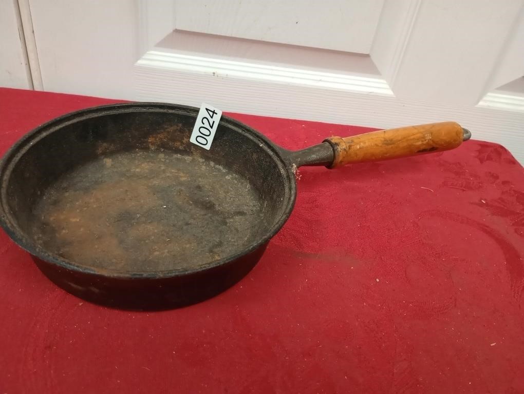 Cast pans wood handle