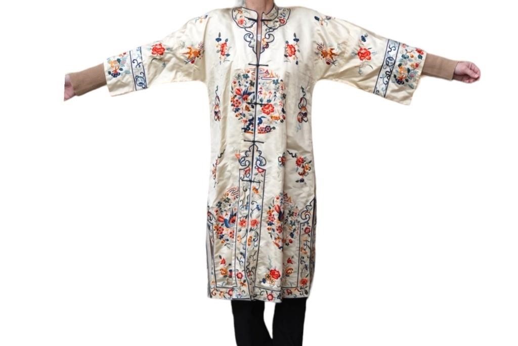 Ladies Mid Century Embroidered Japanese Robe