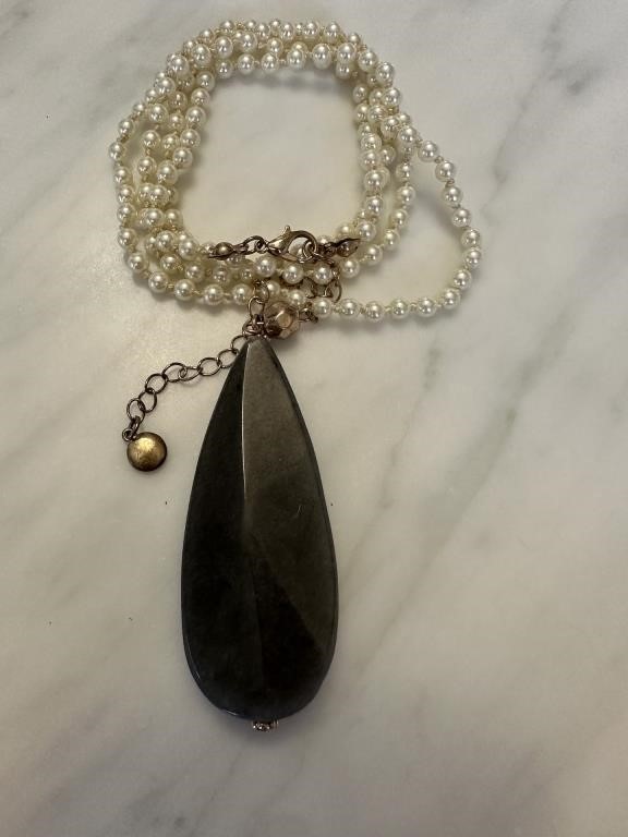 VINTAGE LARGE PENDANT / FAUX PEARL NECKLACE