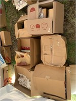 Lot with 6 boxes full with trophy's, ceramic decor