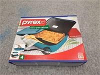 Pyrex portables carrier with casserole dish
