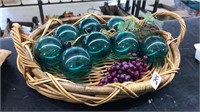ART GLASS GRAPES ON VINE IN BASKET TRAY