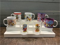 5 DISNEY COLLECTABLE COFFEE MUGS AND 2 GLASSES