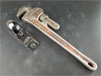 Lot of 2: Pipe wrench and small planer