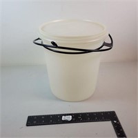 Tupperware Bucket with Handles