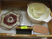 Bacon press, colander, platter, misc in 2 drawers