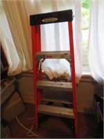 WERNER 4FT FIBERGLASS LADDER