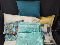 Blanket (3) Quilt, Pillows (3)