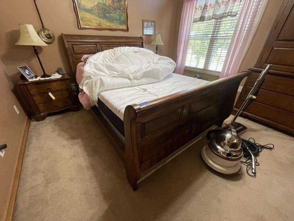 Queen Bed w/Box & Pillow Top Mattress