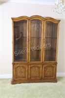 Traditional Style Dining Room Hutch