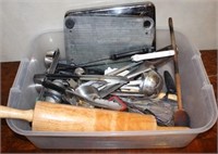 LOT OF ASSORTED KITCHENWARES