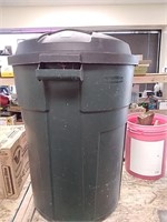 Rubbermaid 33 gallon trash can
