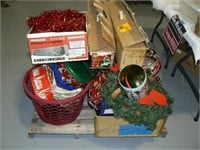 PALLET WITH CHRISTMAS AND TINS (PALLET NOT