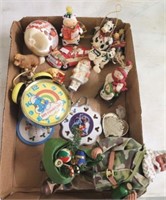 TRAY OF ASSORTED CHRISTMAS ORNAMENTS, DAMAGED