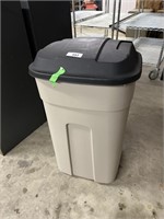 Cornerstone Trash Can w/ Lid & Wheels