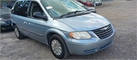 2006 Chrysler Town and Country Base runs/moves
