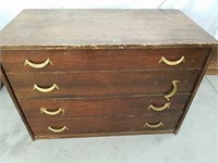 Vintage 4 drawer dresser has metal drawers