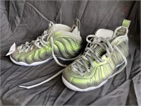 Nike air mens sz 8 tennis shoe NEW