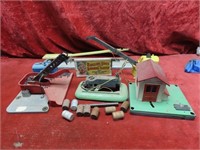 Vintage Lionel track buildings accessories.