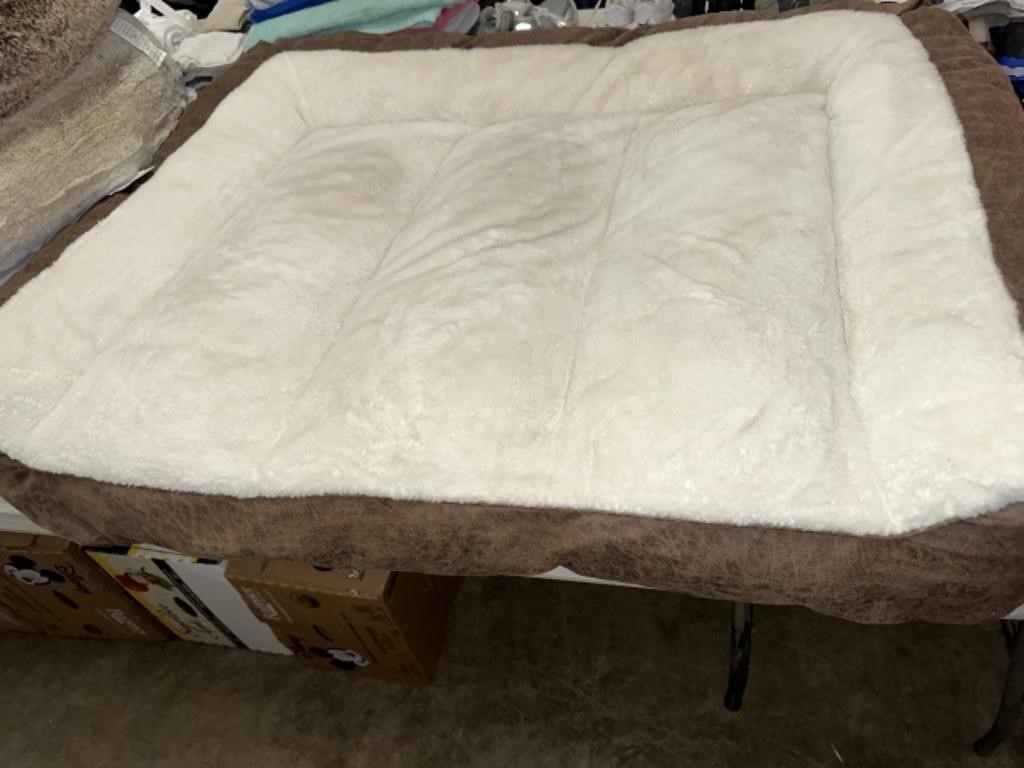 LARGE BROWN AND WHITE PET BED