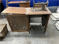 VTG NEW HOME SEWING MACHINE