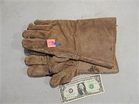 Pr of Leather Work Gloves Med Length Sleeve