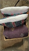 Box of pillows and queen size quilt good condition