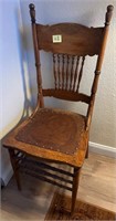 B - VINTAGE WOODEN CHAIR W/ LEATHER SEAT (A8)