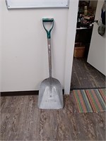 Aluminum grain scoop shovel