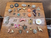 ASSORTMENT OF VINTAGE BROACHES &MORE