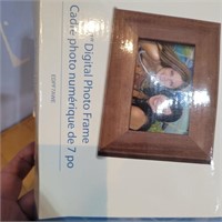 7" DIGITAL PHOTO FRAME