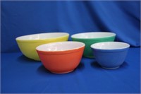 Set of four vintage graduating Pyrex bowls, 4 qt