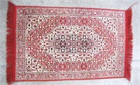 SMALL RED/WHITE/BLACK ORNATE PATTERNED RUG NO TAG