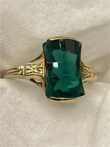 10K Y Gold Ring w/ Square Green Stone
