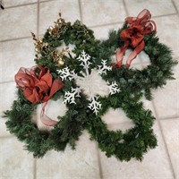 4 Christmas Wreaths, 1Lighted