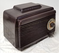 Sylvania Model 1-251 Bakelite Tube Radio