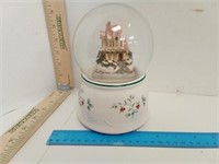 Welcome 2000 Holiday Musical Snow Globe, non
