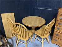 Oak Dining room table w 4 chairs and 1 leaf.