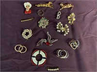 Lot 16 broaches