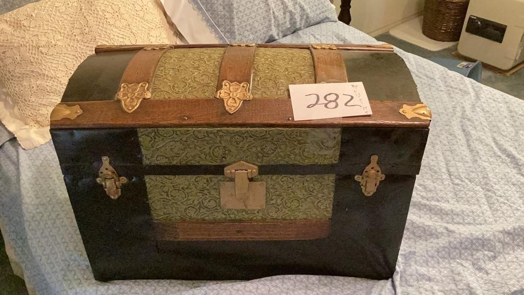 Vintage chest, 24 x 13 x 17“ good condition,