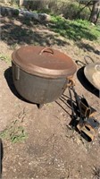 4 quart Bayou Classic cast iron Dutch Oven